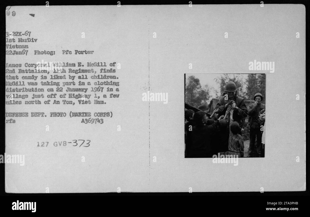 Marine Lance Corporal Willien E. Bc111 del 2nd Battalion, 11th Regiment, distribuisce caramelle ai bambini vietnamiti durante un evento di distribuzione di abbigliamento in un villaggio vicino a An Ton, Vietnam. La foto è stata scattata il 22 gennaio 1967 da PFC Porter durante una missione del 1st MarDiv (First Marine Division) dell'esercito degli Stati Uniti. DIPARTIMENTO DIFESA FOTO (CORPO MARINO) FA A369743 127 GV8-373' Foto Stock