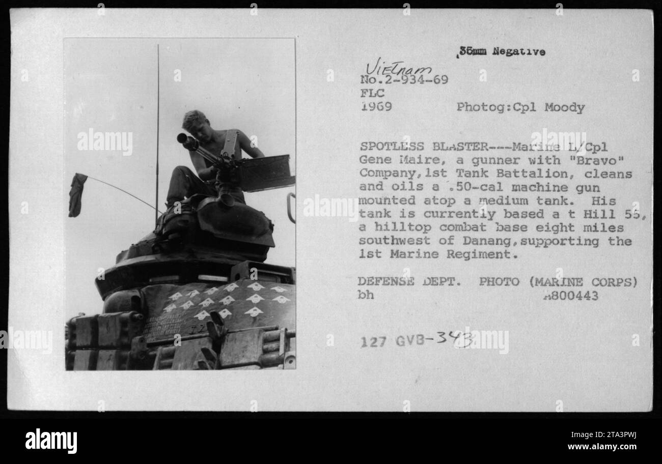 Marine L/Cpl Gene Maire pulisce e olia una mitragliatrice .50-cal in cima a un carro armato medio a Hill 55, 13 miglia a sud-ovest di Danang, a sostegno del 1st Marine Regiment nel 1969, fotografato da Cpl Moody. Foto Stock