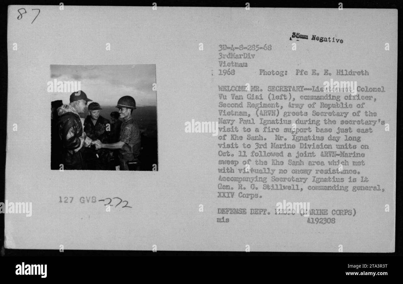 Il tenente colonnello tu Van Giai, comandante del secondo reggimento, ARVN, saluta il Segretario della Marina Paul Ignatius durante la sua visita in una base di supporto antincendio vicino a Khe Sanh nel 1968. Il maggiore generale R.G. Stillwell accompagnò Ignazio. Foto del Dipartimento della difesa di PFC E.B. Hildreth. Foto Stock