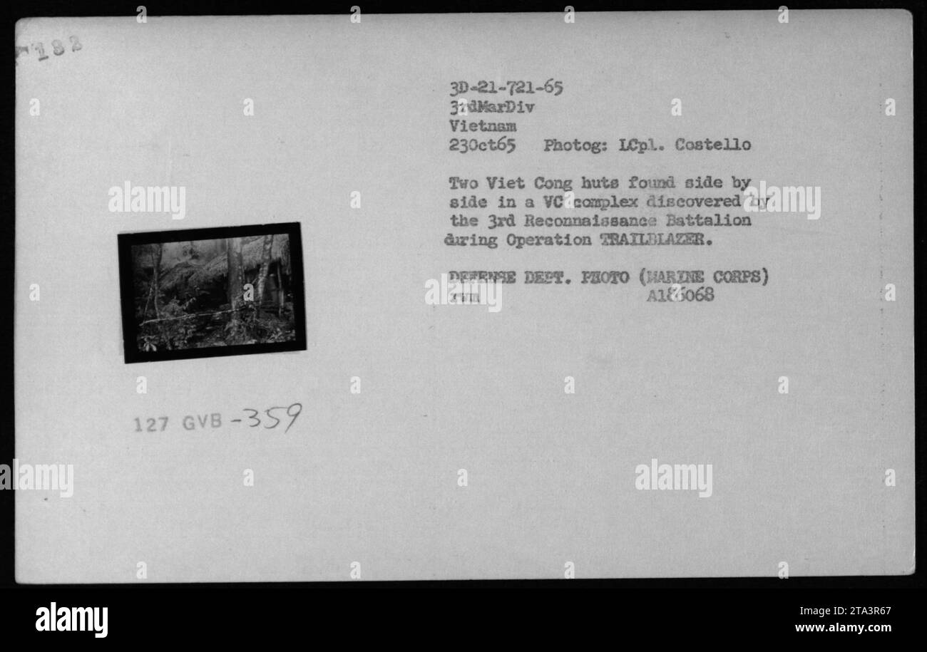 Due capanne dei Viet Cong e il complesso di tunnel associato sono stati scoperti durante l'operazione TRAILBLAZER dal 3rd Reconnaissance Battalion il 23 ottobre 1965, illustrando le strategie sotterranee dei Viet Cong durante la guerra del Vietnam. Foto Stock