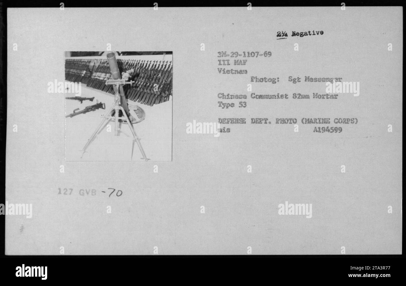 Una collezione di armi comuniste cinesi catturate, tra cui un mortaio Type 53 82mm, è allestita per l'ispezione in Vietnam. Queste armi furono prese dalle forze americane, in particolare dalla III Marine Amphibious Force, durante le operazioni militari nel 1969. La foto è stata scattata dal sergente Messenger ed è negativa del 2%. Foto autentica del Dipartimento della difesa etichettata A194599. Foto Stock
