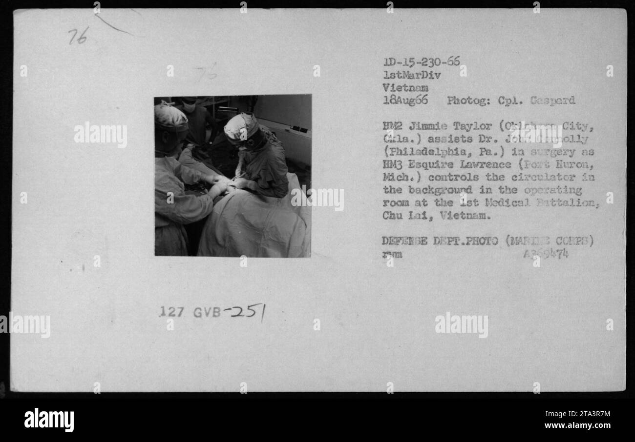 'Personale medico, tra cui HM2 Jinnie Taylor e Dr. John Connolly, eseguono un intervento chirurgico nella sala operatoria del 1st Medical Battalion a Chu Lai, Vietnam. HM3 Esquire Lawrence assiste come circolatore sullo sfondo. Questa foto è stata scattata il 18 agosto 1966 dal comandante Gaspard. DEFENSE DEPT.PHOTO (MARIE CORPS) 4369474 ZUM." Foto Stock