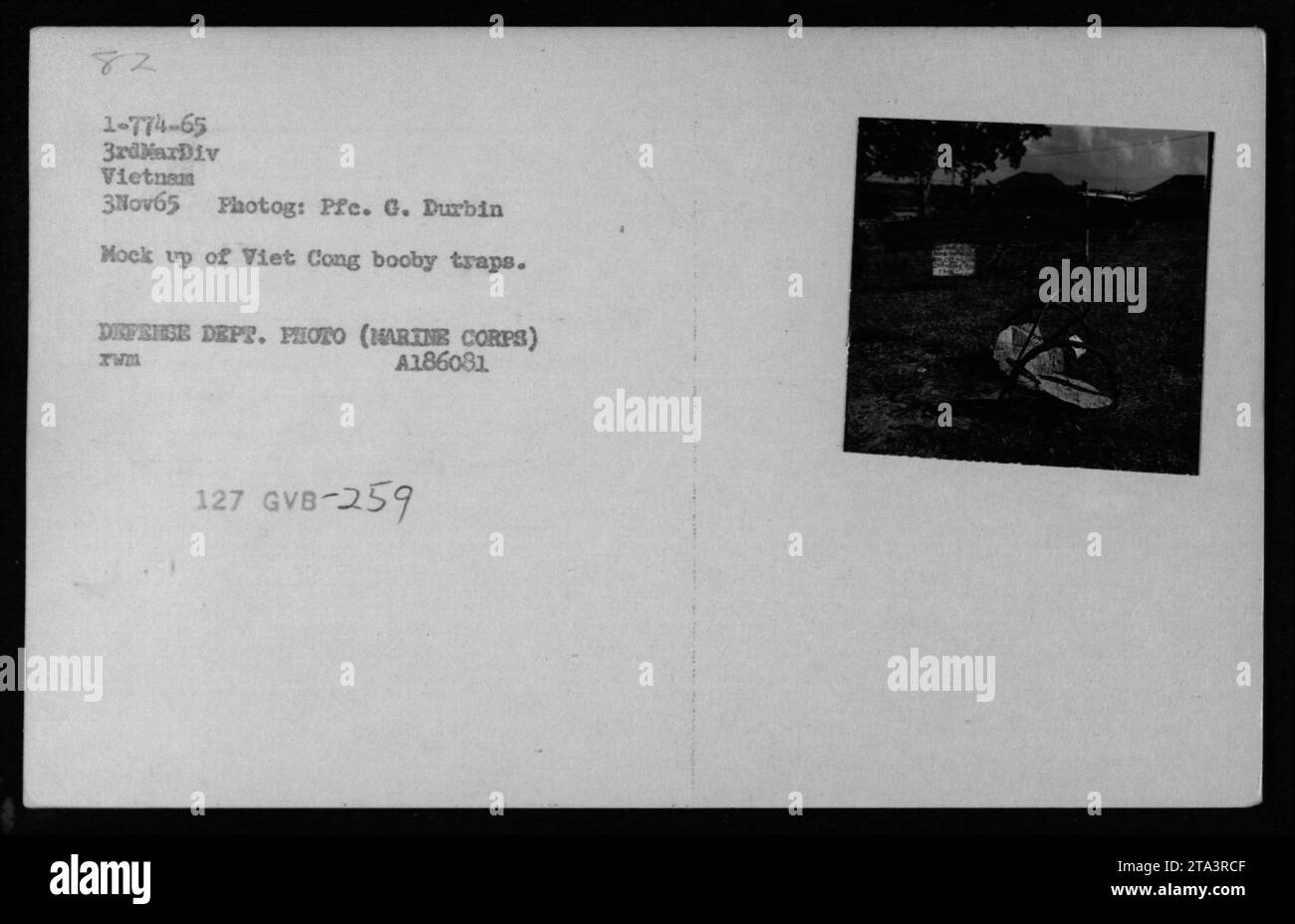 Un mock-up di trappole di Viet Cong è esposto alla Mine Warfare School in Vietnam il 3 novembre 1965. La fotografia, scattata da PFE. G. Durbin, mostra una sessione di addestramento organizzata dal Dipartimento della difesa in cui i soldati vengono preparati per affrontare queste trappole durante la guerra. Foto Stock