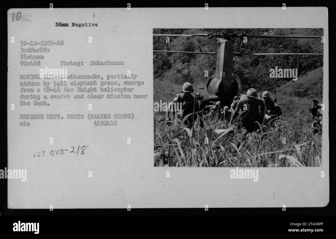 I Marines statunitensi sbarcano da un elicottero CH-46 Sea Knight durante una missione di ricerca vicino al Senh il 9 ottobre 1968. La foto cattura le truppe parzialmente nascoste da un'alta erba di elefante mentre si spostano durante la guerra del Vietnam. È stata scattata dal fotografo Schaclamann ed è una foto del Dipartimento della difesa. Foto Stock