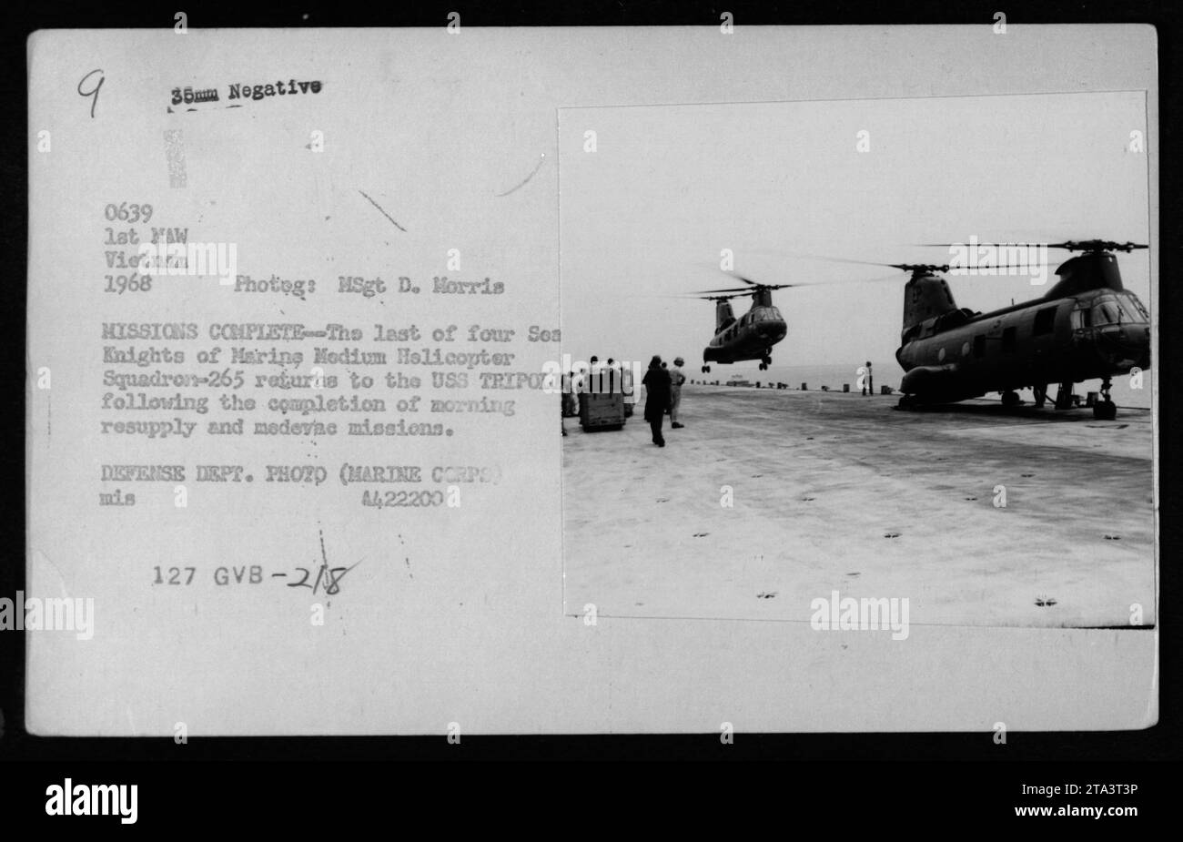 Quattro elicotteri CH-46 appartenenti al 1st NAW (Naval Air Wing) ritornano alla USS TRIPOLI in Vietnam nel 1968 dopo aver completato le missioni di rifornimento mattutine e medevac. Questa fotografia, scattata da MSgt D. Horris, cattura gli elicotteri in azione mentre svolgono i loro compiti durante la guerra del Vietnam. Foto Stock