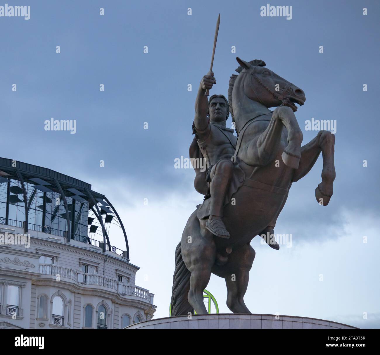 monumento in bronzo di alessandro magno a skopje al tramonto Foto Stock
