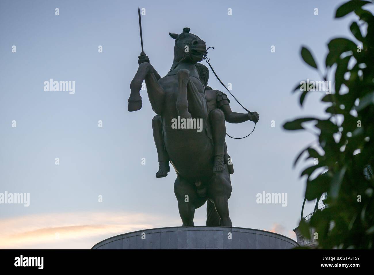 monumento in bronzo di alessandro magno a skopje al tramonto Foto Stock
