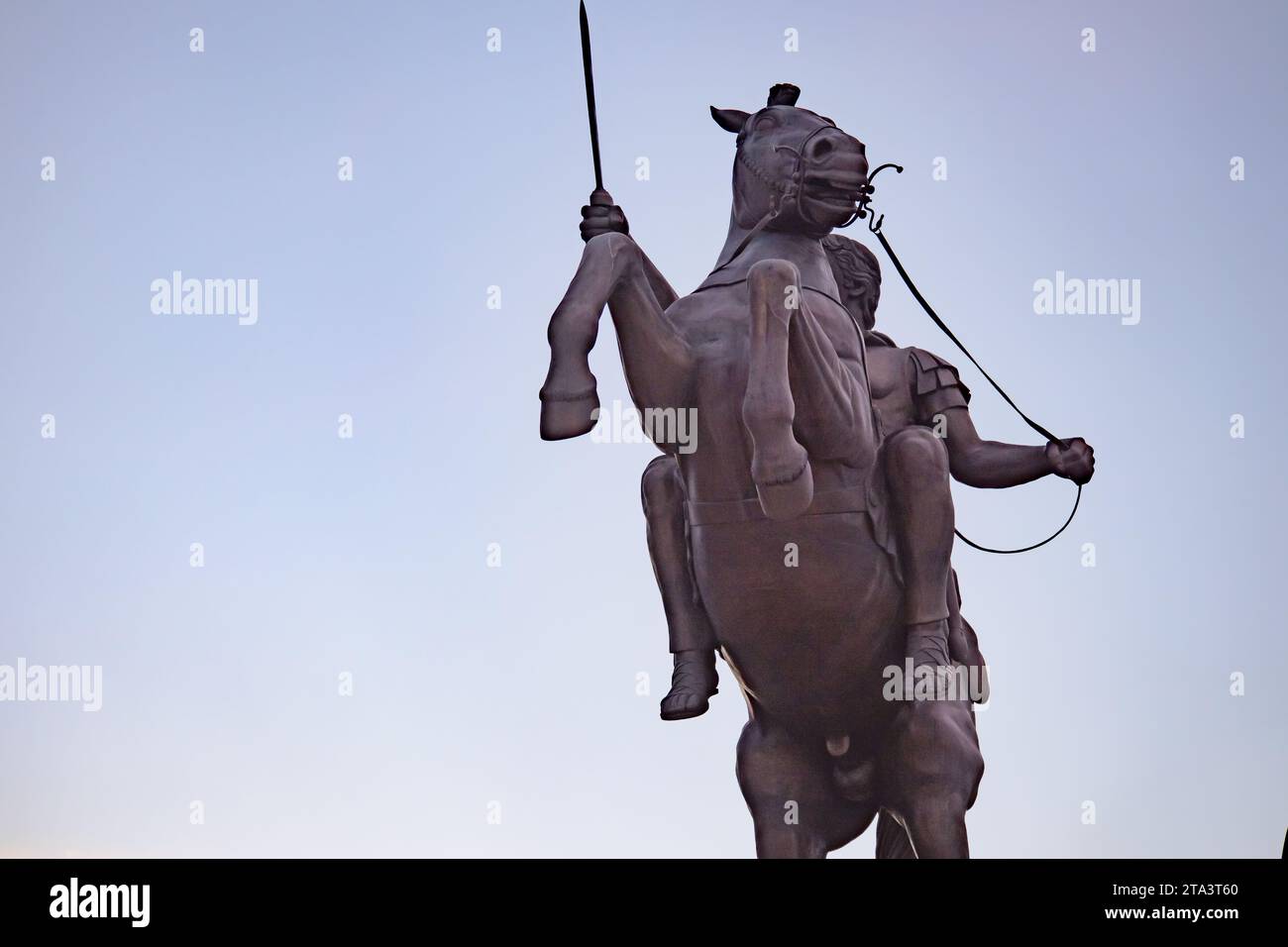 monumento in bronzo di alessandro magno a skopje al tramonto Foto Stock