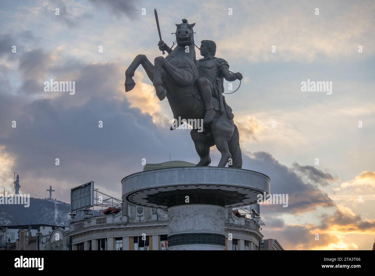 monumento in bronzo di alessandro magno a skopje al tramonto Foto Stock