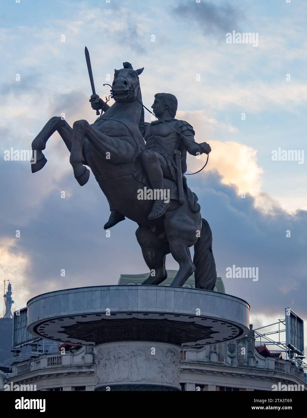 monumento in bronzo di alessandro magno a skopje al tramonto Foto Stock