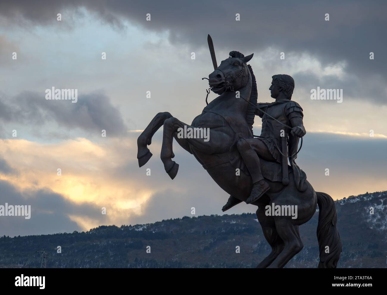 monumento in bronzo di alessandro magno a skopje al tramonto Foto Stock