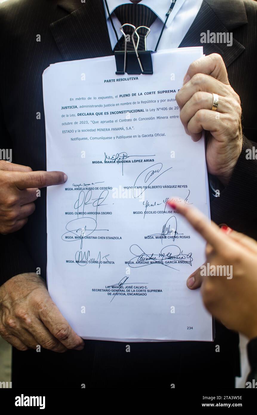 L'avvocato Juan Ramón Sevillano tiene nelle sue mani il documento emesso dalla Corte Suprema dopo che la legge 406 è stata dichiarata incostituzionale Foto Stock