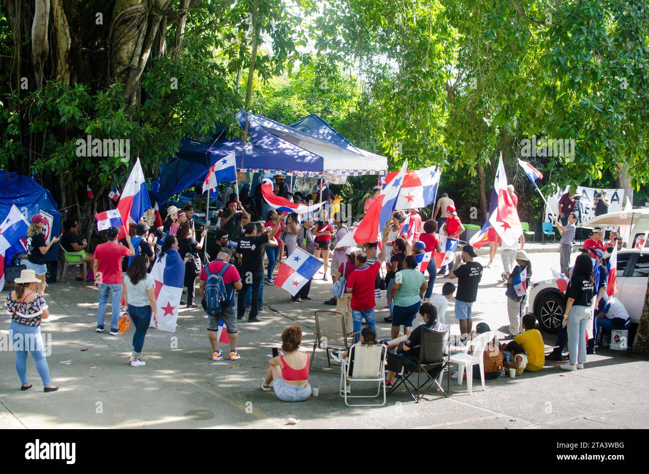 Persone di diversi gruppi celebrano al di fuori della Corte Suprema di giustizia di Panama, dopo la sentenza di incostituzionalità emessa ore prima Foto Stock