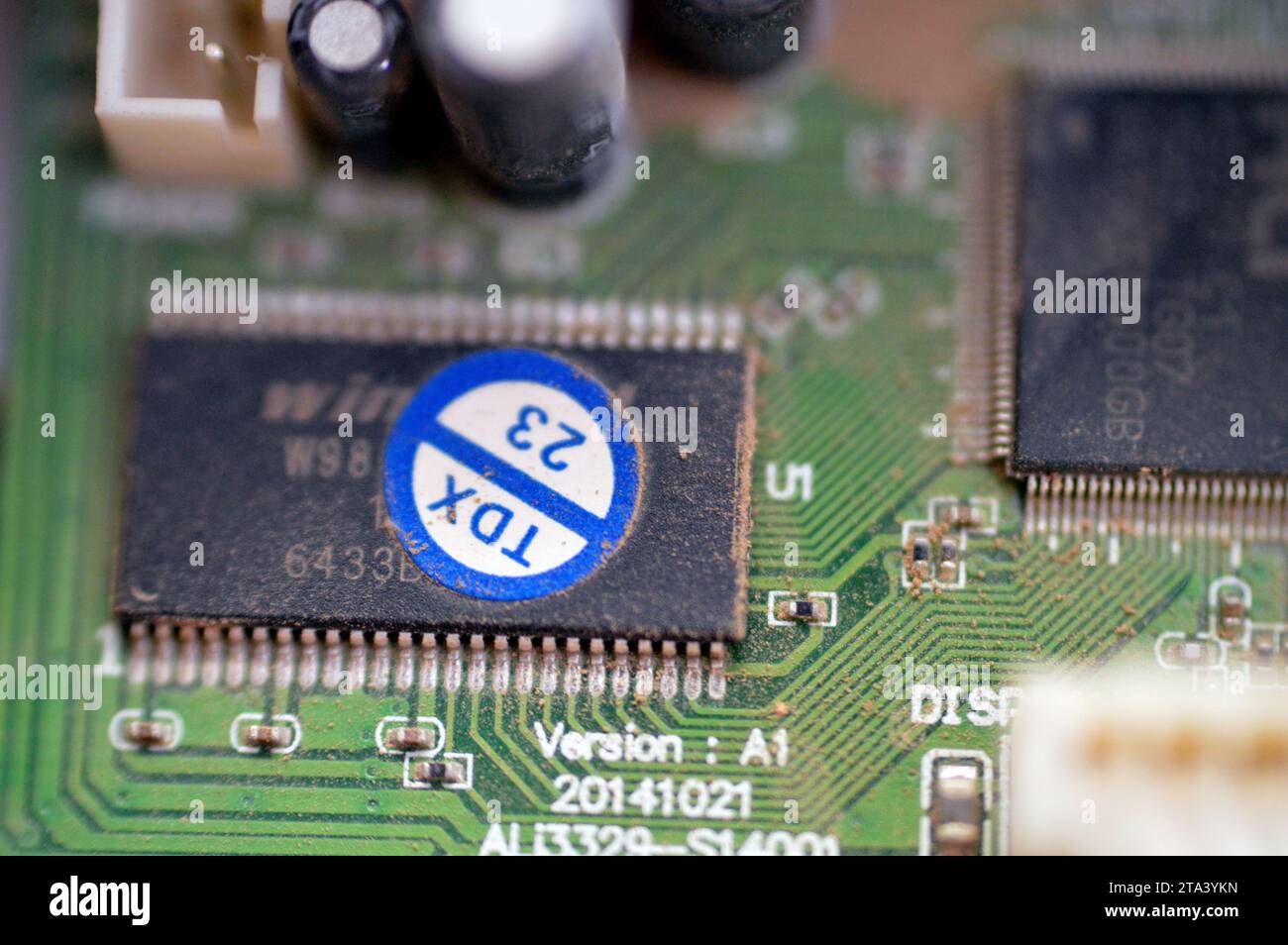 Cairo, Egitto, 24 ottobre 2023: Chaparral Home satellite TV Receiver, interni di un ricevitore satellitare con scheda di alimentazione e scheda principale, maintenanc Foto Stock