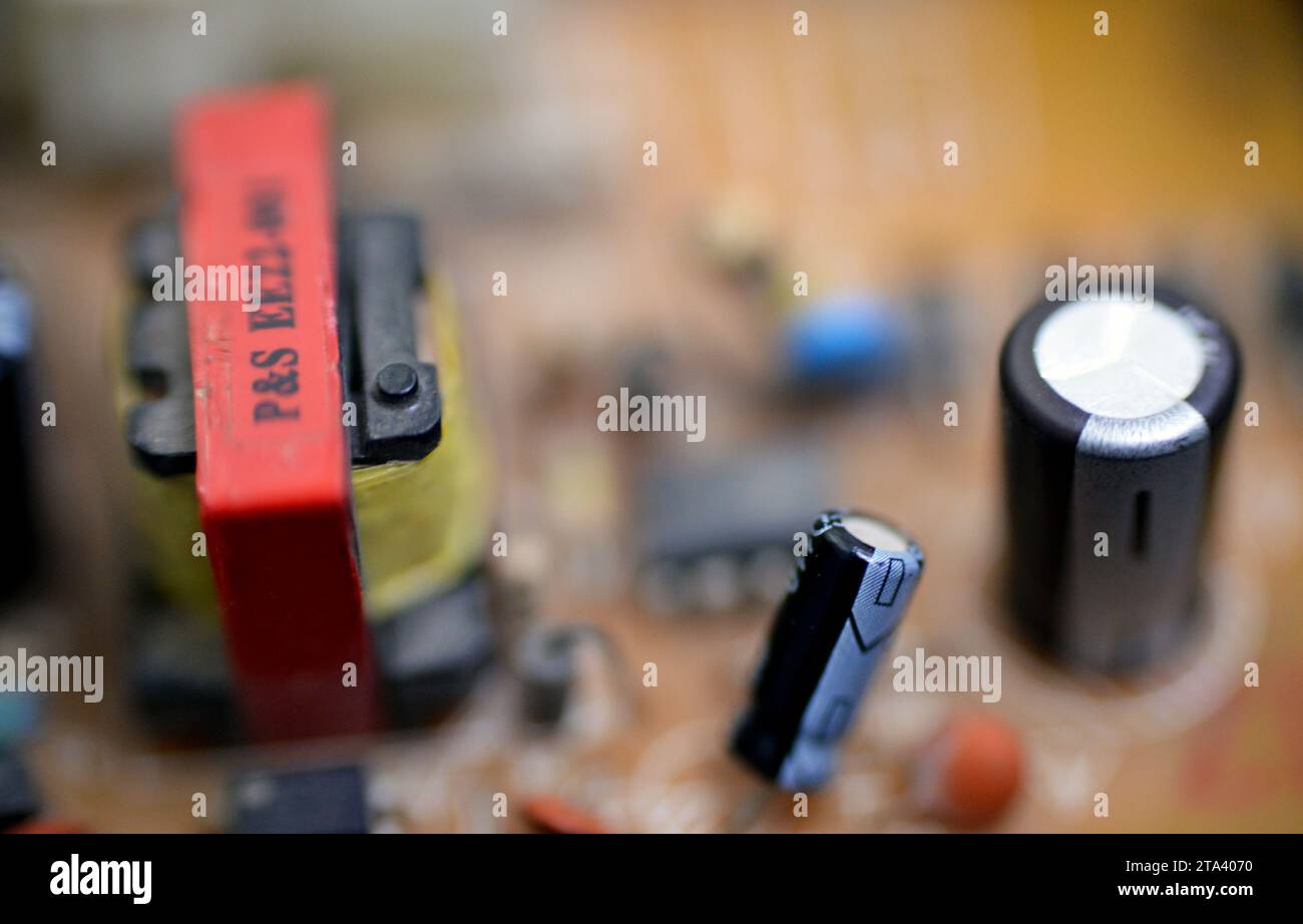 Cairo, Egitto, 24 ottobre 2023: Chaparral Home satellite TV Receiver, interni di un ricevitore satellitare con scheda di alimentazione e scheda principale, maintenanc Foto Stock