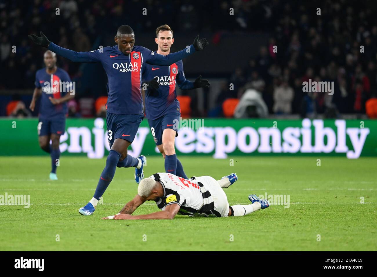 Parigi, Francia. 28 novembre 2023. © Julien Mattia/le Pictorium/MAXPPP - Parigi 28/11/2023 Joelinton au sol devant Randal Kolo Muani lors du match retour du groupe F de la Ligue des Champions, entre le PSG et Newcastle United, au Parc de Princes, le 28 novembre 2023. Credito: MAXPPP/Alamy Live News Foto Stock