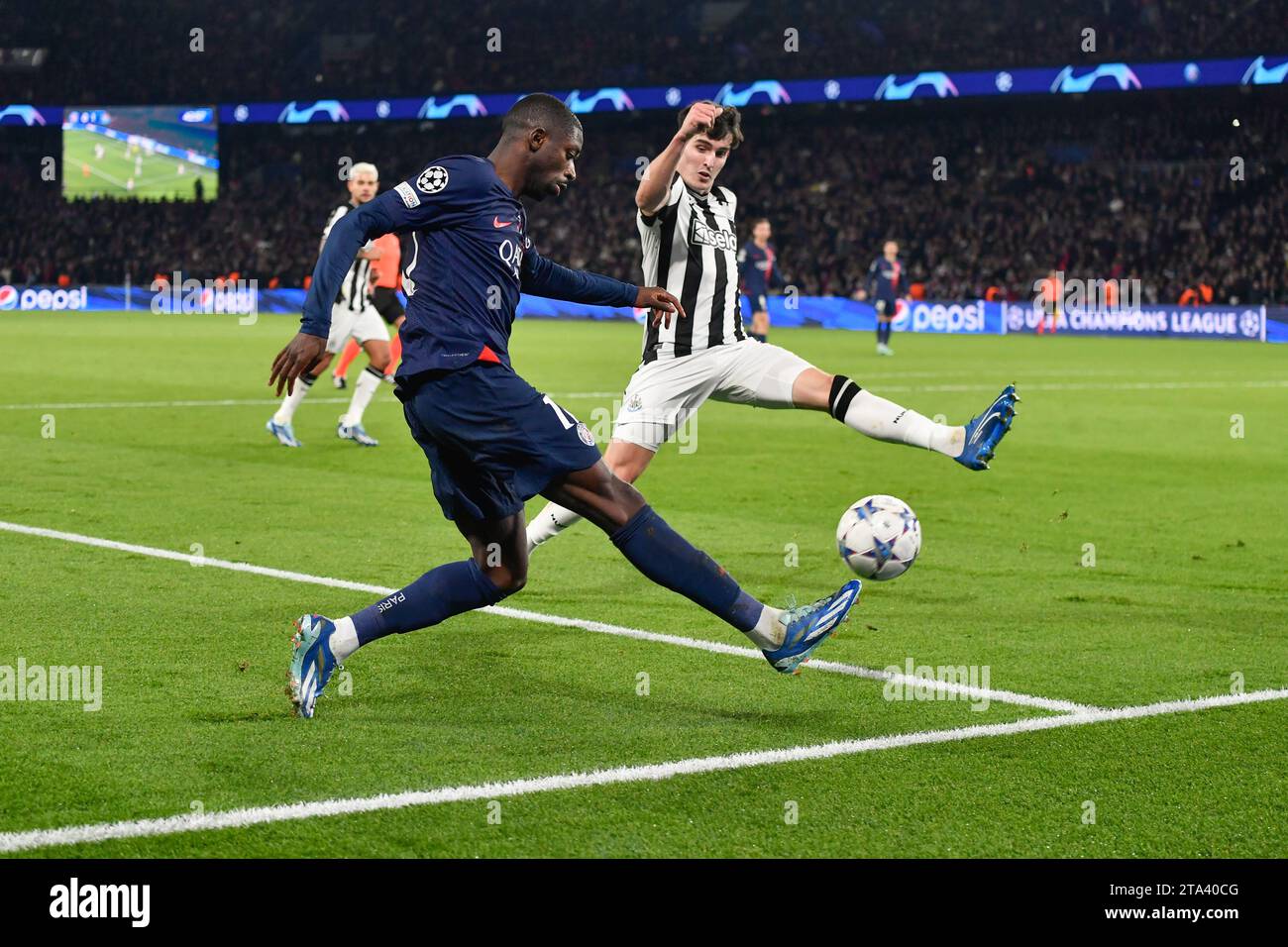 Parigi, Francia. 28 novembre 2023. © Julien Mattia/le Pictorium/MAXPPP - Parigi 28/11/2023 Ousmane Dembele lors du match retour du groupe F de la Ligue des Champions, entre le PSG et Newcastle United, au Parc de Princes, le 28 novembre 2023. Credito: MAXPPP/Alamy Live News Foto Stock