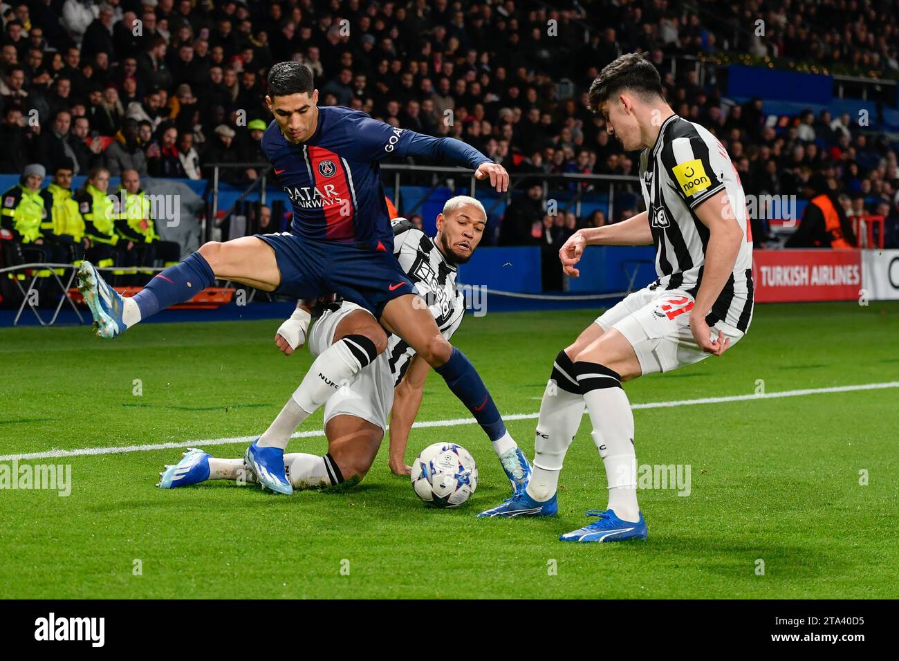 Parigi, Francia. 28 novembre 2023. © Julien Mattia/le Pictorium/MAXPPP - Parigi 28/11/2023 Achraf Hakimi et Joelinton lors du match retour du groupe F de la Ligue des Champions, entre le PSG et Newcastle United, au Parc de Princes, le 28 novembre 2023. Credito: MAXPPP/Alamy Live News Foto Stock