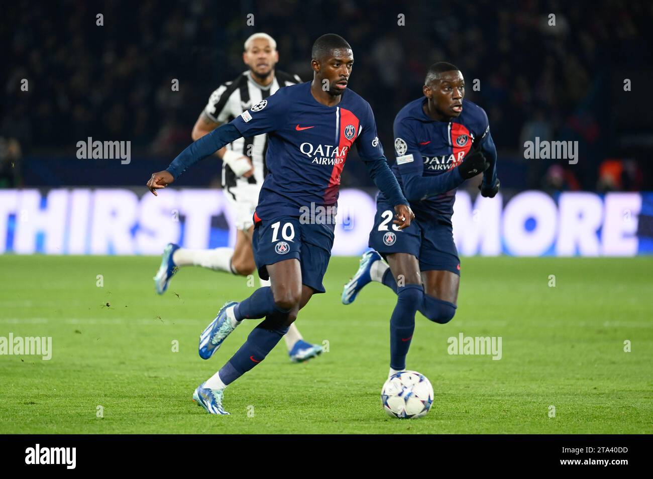 Parigi, Francia. 28 novembre 2023. © Julien Mattia/le Pictorium/MAXPPP - Parigi 28/11/2023 Ousmane Dembele ET Randal Kolo Muani lors du match retour du groupe F de la Ligue des Champions, entre le PSG et Newcastle United, au Parc de Princes, le 28 novembre 2023. Credito: MAXPPP/Alamy Live News Foto Stock