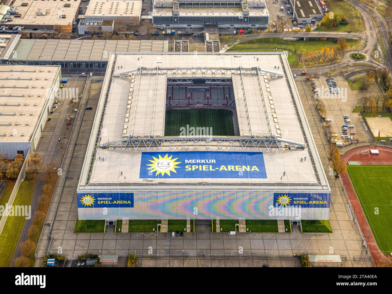 Luftbild, Bundesligastadion MERKUR SPIEL-ARENA Fußballplatz fortuna Düsseldorf 1895 mit offenem Dach, umgeben von herbstlichen Laubbäumen, Stockum, Düsseldorf, Rheinland, Nordrhein-Westfalen, Deutschland ACHTUNGxMINDESTHONORARx60xEURO *** Vista aerea, stadio della Bundesliga MERKUR SPIEL ARENA campo da calcio fortuna Düsseldorf 1895 con tetto aperto, circondato da alberi decidui autunnali, Stockum, Düsseldorf, Renania, Renania settentrionale-Vestfalia, Germania ACHTUNGxMINDESTHONORARx60xEURO credito: Imago/Alamy Live News Foto Stock