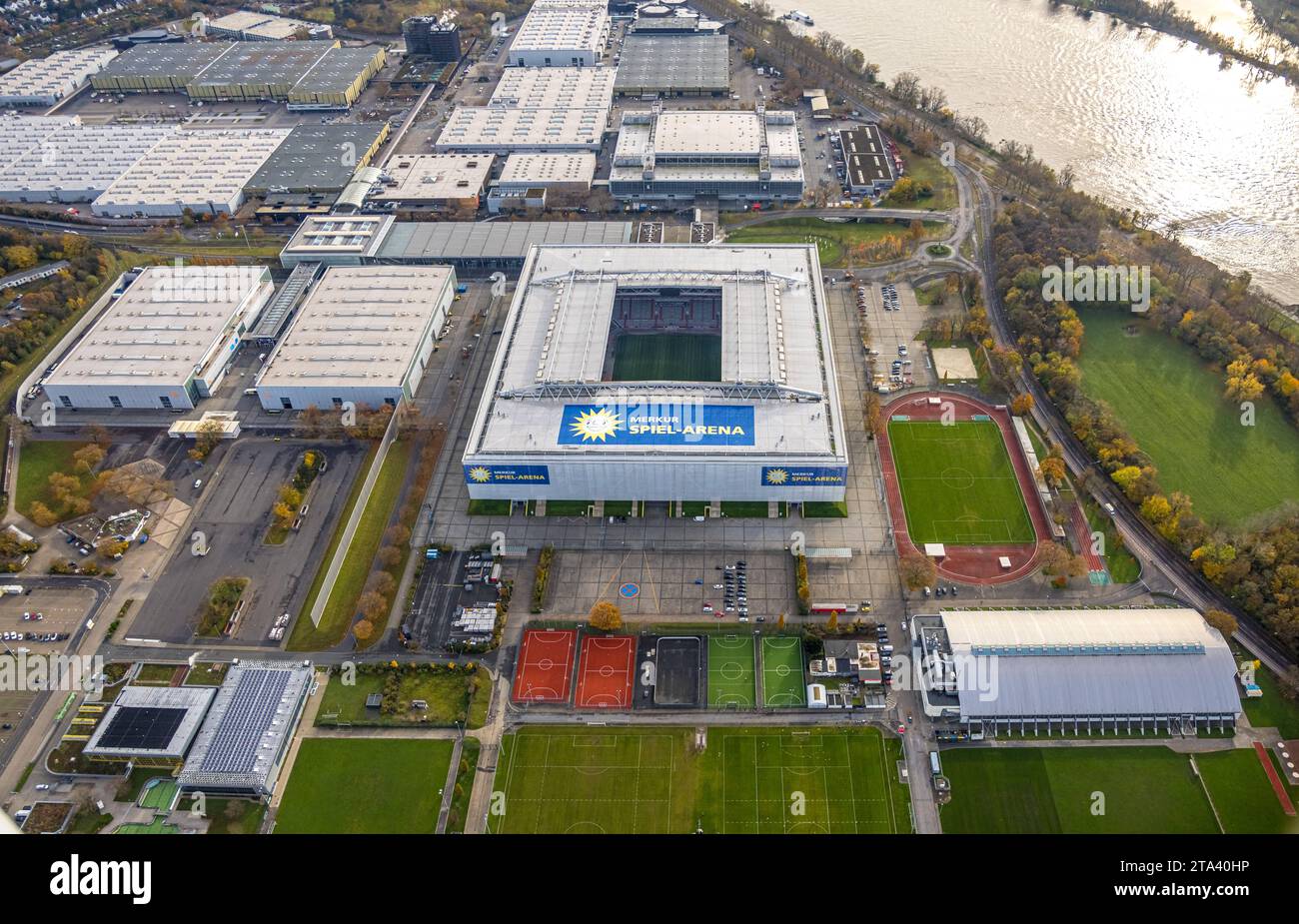 Luftbild, Bundesligastadion MERKUR SPIEL-ARENA Fußballplatz fortuna Düsseldorf 1895 mit offenem Dach, umgeben von herbstlichen Laubbäumen, Stockum, Düsseldorf, Rheinland, Nordrhein-Westfalen, Deutschland ACHTUNGxMINDESTHONORARx60xEURO *** Vista aerea, stadio della Bundesliga MERKUR SPIEL ARENA campo da calcio fortuna Düsseldorf 1895 con tetto aperto, circondato da alberi decidui autunnali, Stockum, Düsseldorf, Renania, Renania settentrionale-Vestfalia, Germania ACHTUNGxMINDESTHONORARx60xEURO credito: Imago/Alamy Live News Foto Stock