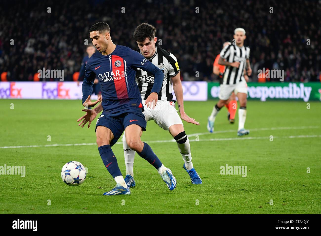 Parigi, Francia. 28 novembre 2023. © Julien Mattia/le Pictorium/MAXPPP - Parigi 28/11/2023 Achraf Hakimi lors du Match retour du groupe F de la Ligue des Champions, entre le PSG et Newcastle United, au Parc de Princes, le 28 novembre 2023. Credito: MAXPPP/Alamy Live News Foto Stock