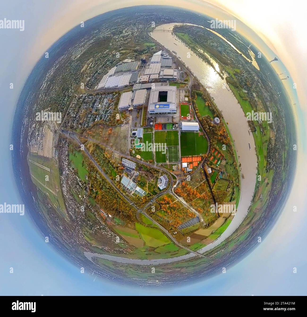Luftbild, Bundesligastadion MERKUR SPIEL-ARENA Fußballplatz fortuna Düsseldorf 1895, Gelände und Hallen der Messe Düsseldorf am Fluss Rhein, Bundesligastadion MERKUR SPIEL-ARENA Fußballplatz, umgeben von herbstlichen Laubbäumen, Erdkugel, Fisheye Aufnahme, Fischaugen Aufnahme, 360 Grad Aufnahme, piccolo mondo, piccolo pianeta, fisheye Bild, Stockum, Düsseldorf, Rheinland, Nordrhein-Westfalen, Deutschland ACHTUNGxMINDESTHONORARx60xEURO *** Vista aerea, stadio Bundesliga MERKUR SPIEL ARENA campo da calcio fortuna Düsseldorf 1895, terreni e sale della Messe Düsseldorf sul Reno, stadio Bundesliga Foto Stock