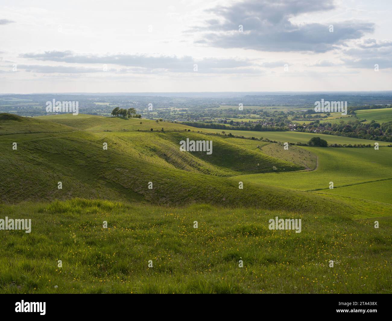 La vista guarda a nord da Cherhill verso il villaggio di Cherhill nel Wiltshire, in Inghilterra Foto Stock