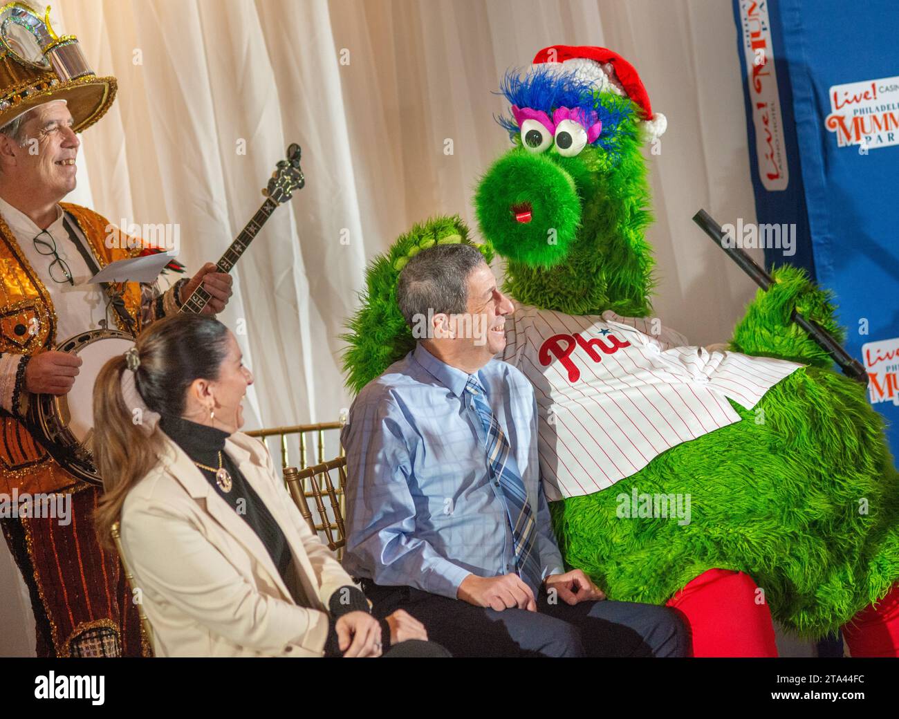 Philadelphia, Stati Uniti. 28 novembre 2023. I Phillies Phanatic clown con gli ospiti durante una conferenza stampa che annuncia un accordo della Mummer's Association per METV 2 per trasmettere la Mummer's Parade per i prossimi 5 anni martedì 28 novembre 2023 al Mummer's Museum di Filadelfia, Pennsylvania. La Mummer's Parade si tiene ogni anno il giorno di Capodanno e fa parte di Philadelphia da oltre 100 anni. ( Credit: William Thomas Cain/Alamy Live News Foto Stock