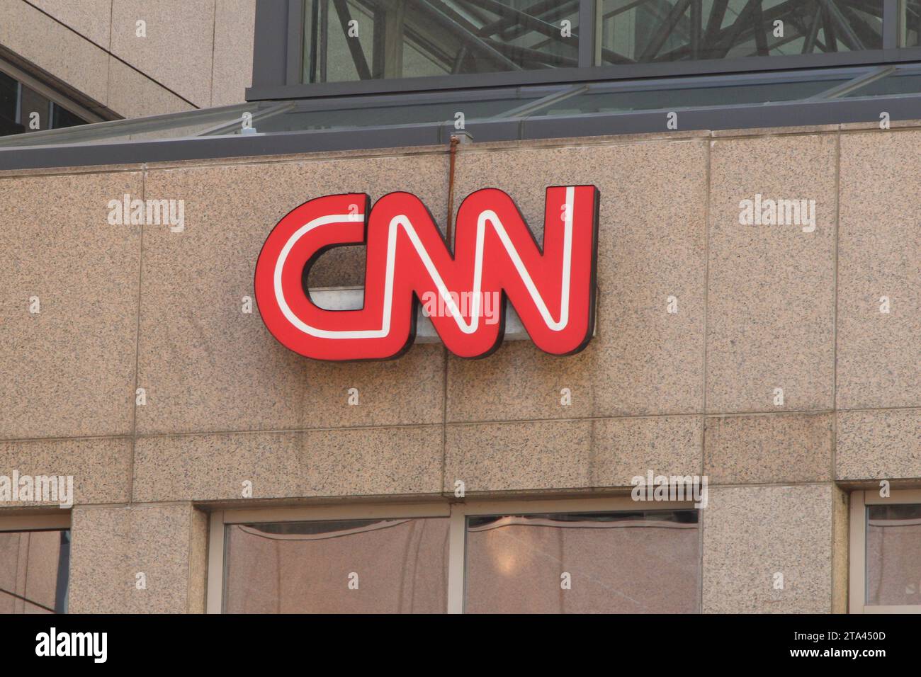 Vista esterna e segnaletica dell'ufficio di notizie della CNN a ne Washington, D.C., USA, il 28 novembre 2023. CNN è un'organizzazione multinazionale di notizie con uffici in oltre 20 paesi in tutto il mondo. (Foto di Carlos Kosienski/Sipa USA) Foto Stock