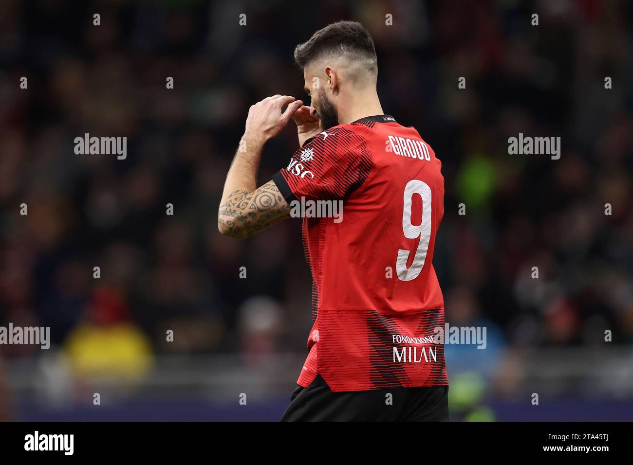 Milano, Italia. 28 novembre 2023. Olivier Giroud dell'AC Milan sembra smentito durante la partita di UEFA Champions League Group F tra AC Milan e Borussia Dortmund allo Stadio Giuseppe Meazza il 28 2023 novembre a Milano, Italia . Crediti: Marco Canoniero/Alamy Live News Foto Stock