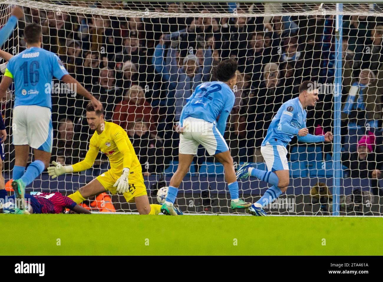Julian Álvarez #19 del Manchester City celebra il suo gol durante la partita di UEFA Champions League, gruppo G tra Manchester City e RB Leipzig all'Etihad Stadium di Manchester martedì 28 novembre 2023. (Foto: Mike Morese | mi News) crediti: MI News & Sport /Alamy Live News Foto Stock
