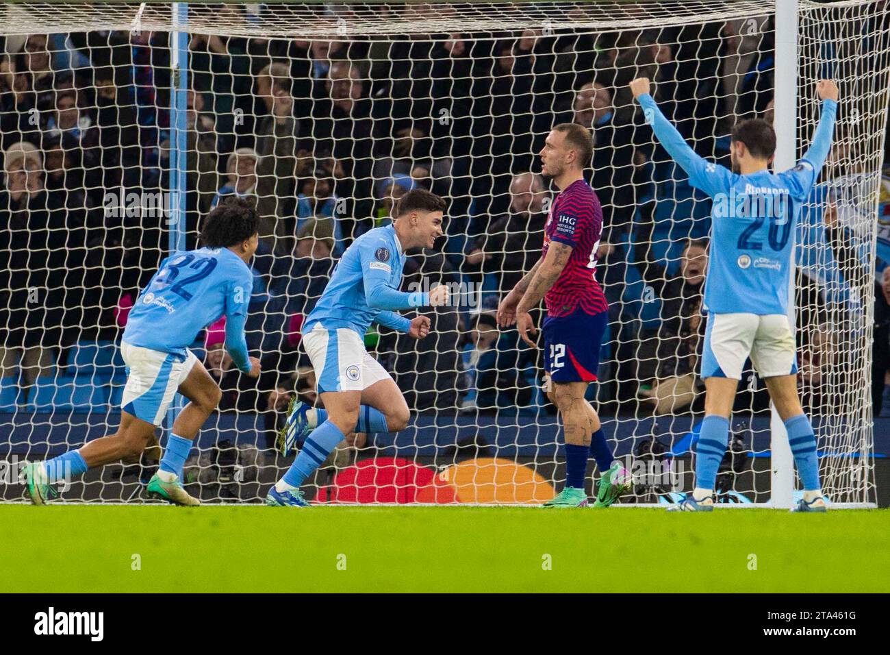 Julian Álvarez #19 del Manchester City celebra il suo gol durante la partita di UEFA Champions League, gruppo G tra Manchester City e RB Leipzig all'Etihad Stadium di Manchester martedì 28 novembre 2023. (Foto: Mike Morese | mi News) crediti: MI News & Sport /Alamy Live News Foto Stock