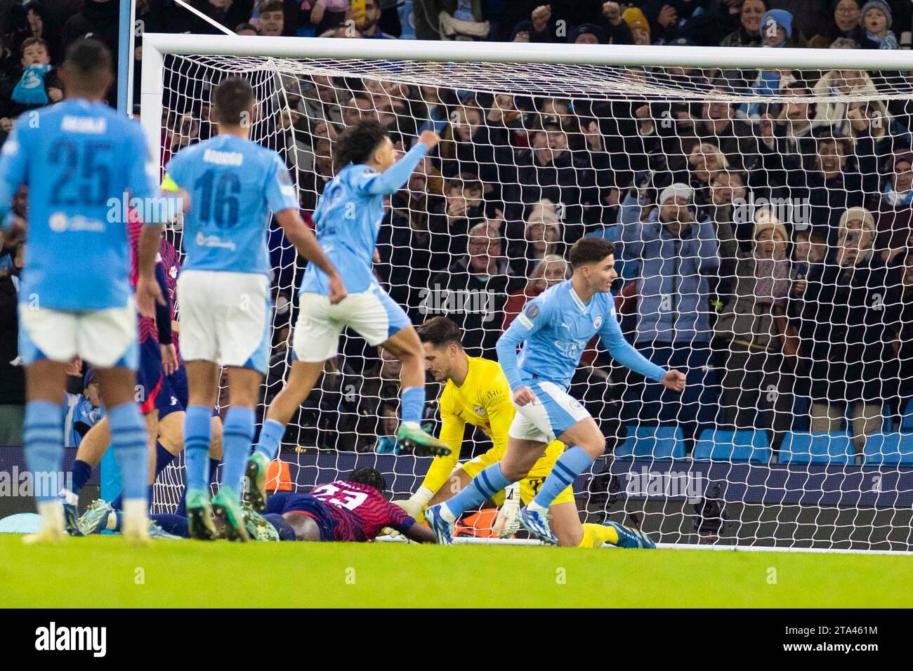 Julian Álvarez #19 del Manchester City celebra il suo gol durante la partita di UEFA Champions League, gruppo G tra Manchester City e RB Leipzig all'Etihad Stadium di Manchester martedì 28 novembre 2023. (Foto: Mike Morese | mi News) crediti: MI News & Sport /Alamy Live News Foto Stock