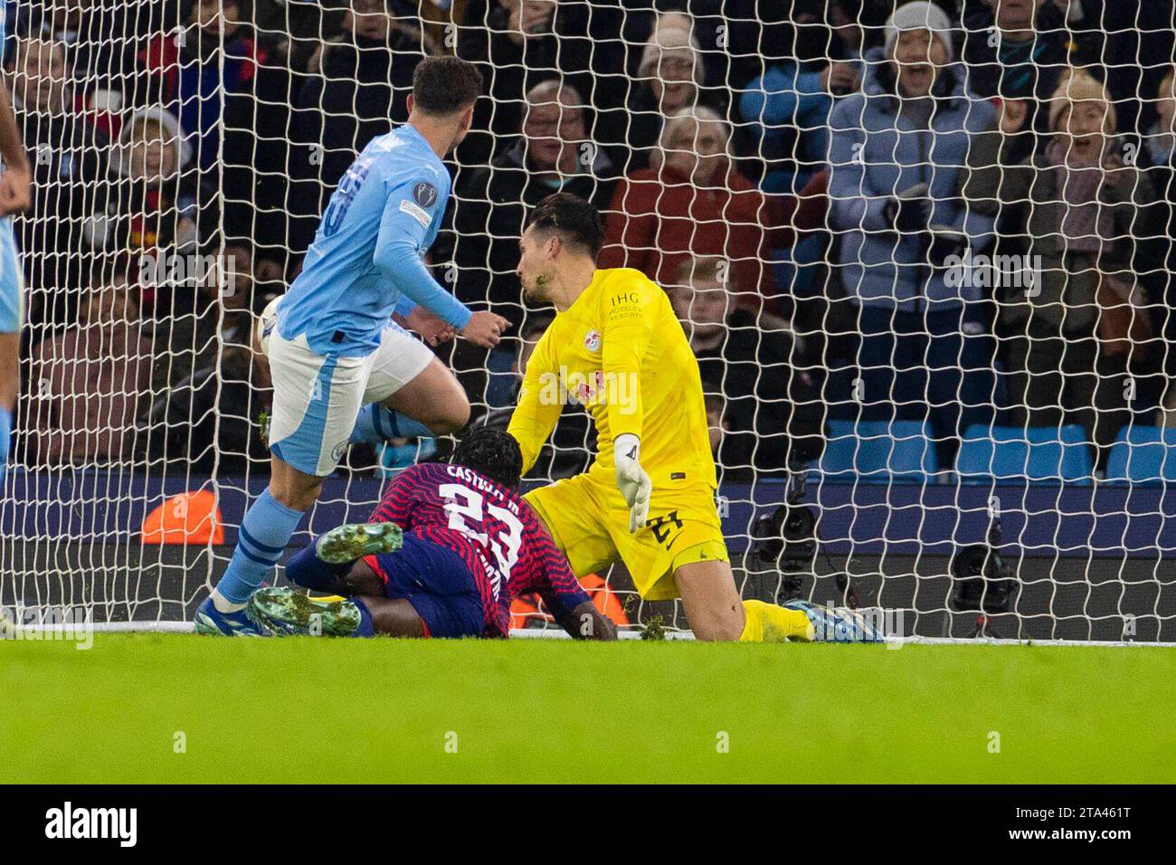 Julian Álvarez #19 del Manchester City segna un gol durante la partita di UEFA Champions League, gruppo G tra Manchester City e RB Leipzig all'Etihad Stadium di Manchester martedì 28 novembre 2023. (Foto: Mike Morese | mi News) crediti: MI News & Sport /Alamy Live News Foto Stock