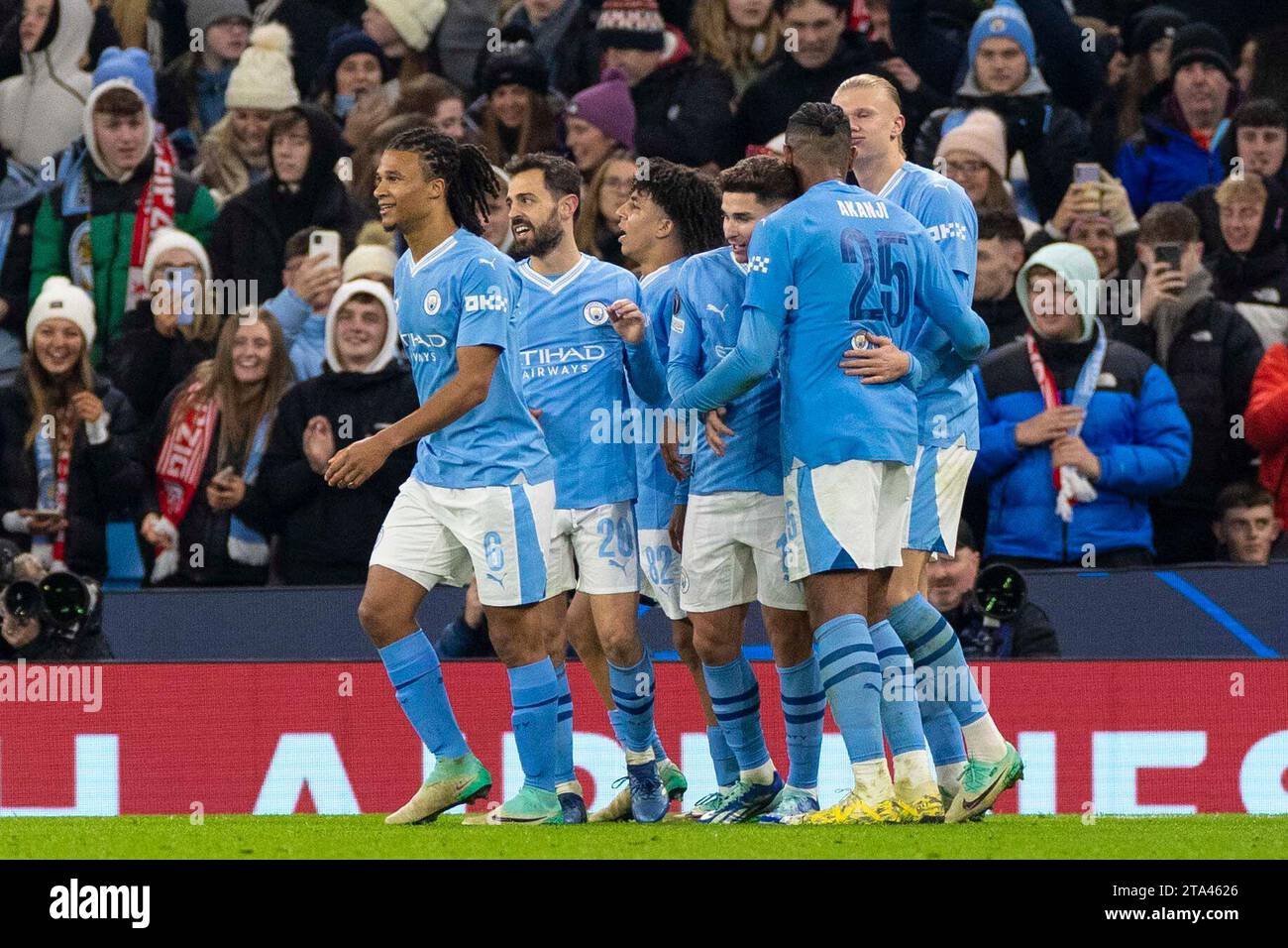 Julian Álvarez #19 del Manchester City celebra il suo gol durante la partita di UEFA Champions League, gruppo G tra Manchester City e RB Leipzig all'Etihad Stadium di Manchester martedì 28 novembre 2023. (Foto: Mike Morese | mi News) crediti: MI News & Sport /Alamy Live News Foto Stock