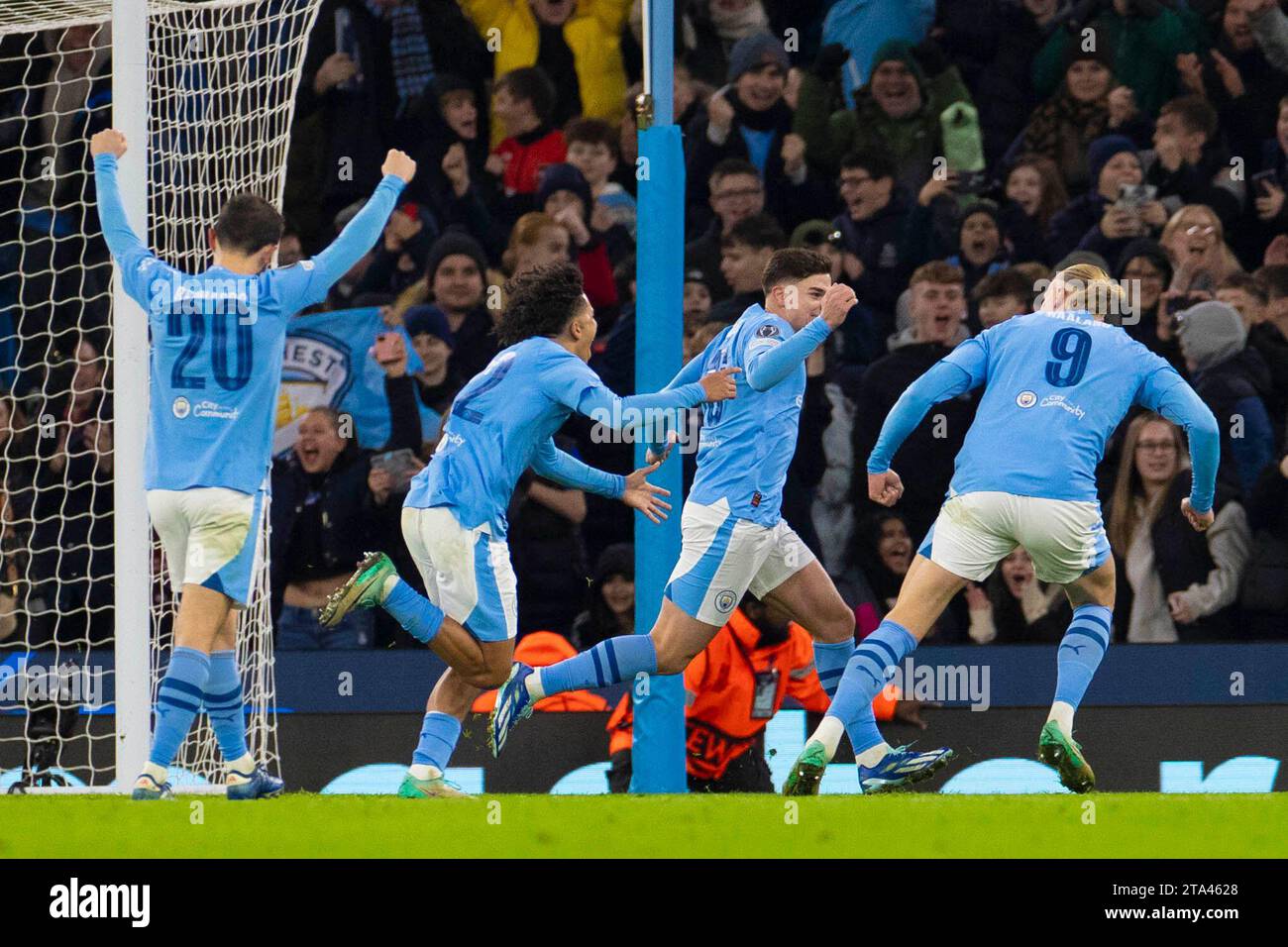 Julian Álvarez #19 del Manchester City celebra il suo gol durante la partita di UEFA Champions League, gruppo G tra Manchester City e RB Leipzig all'Etihad Stadium di Manchester martedì 28 novembre 2023. (Foto: Mike Morese | mi News) crediti: MI News & Sport /Alamy Live News Foto Stock