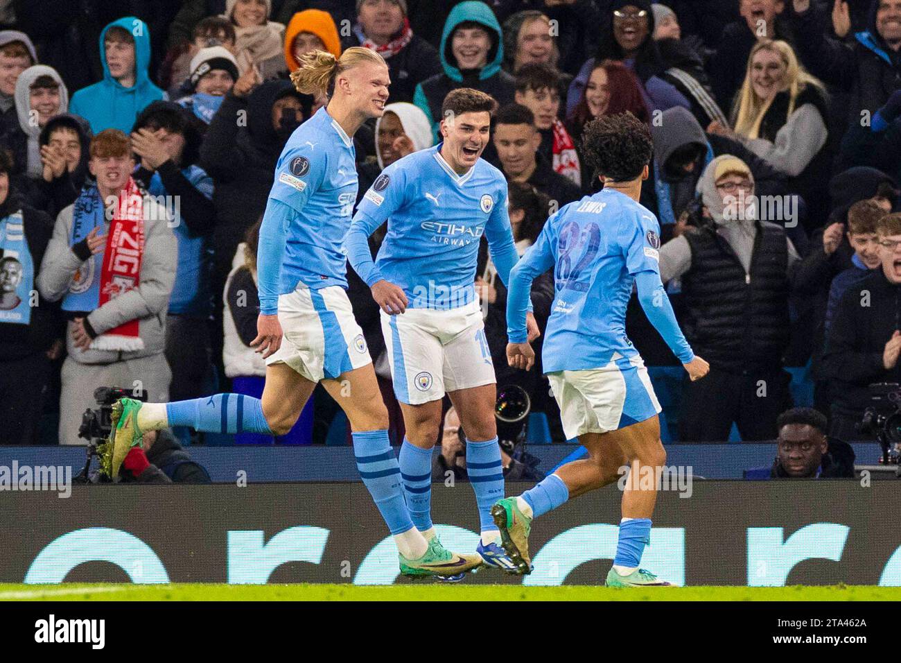 Julian Álvarez #19 del Manchester City celebra il suo gol durante la partita di UEFA Champions League, gruppo G tra Manchester City e RB Leipzig all'Etihad Stadium di Manchester martedì 28 novembre 2023. (Foto: Mike Morese | mi News) crediti: MI News & Sport /Alamy Live News Foto Stock