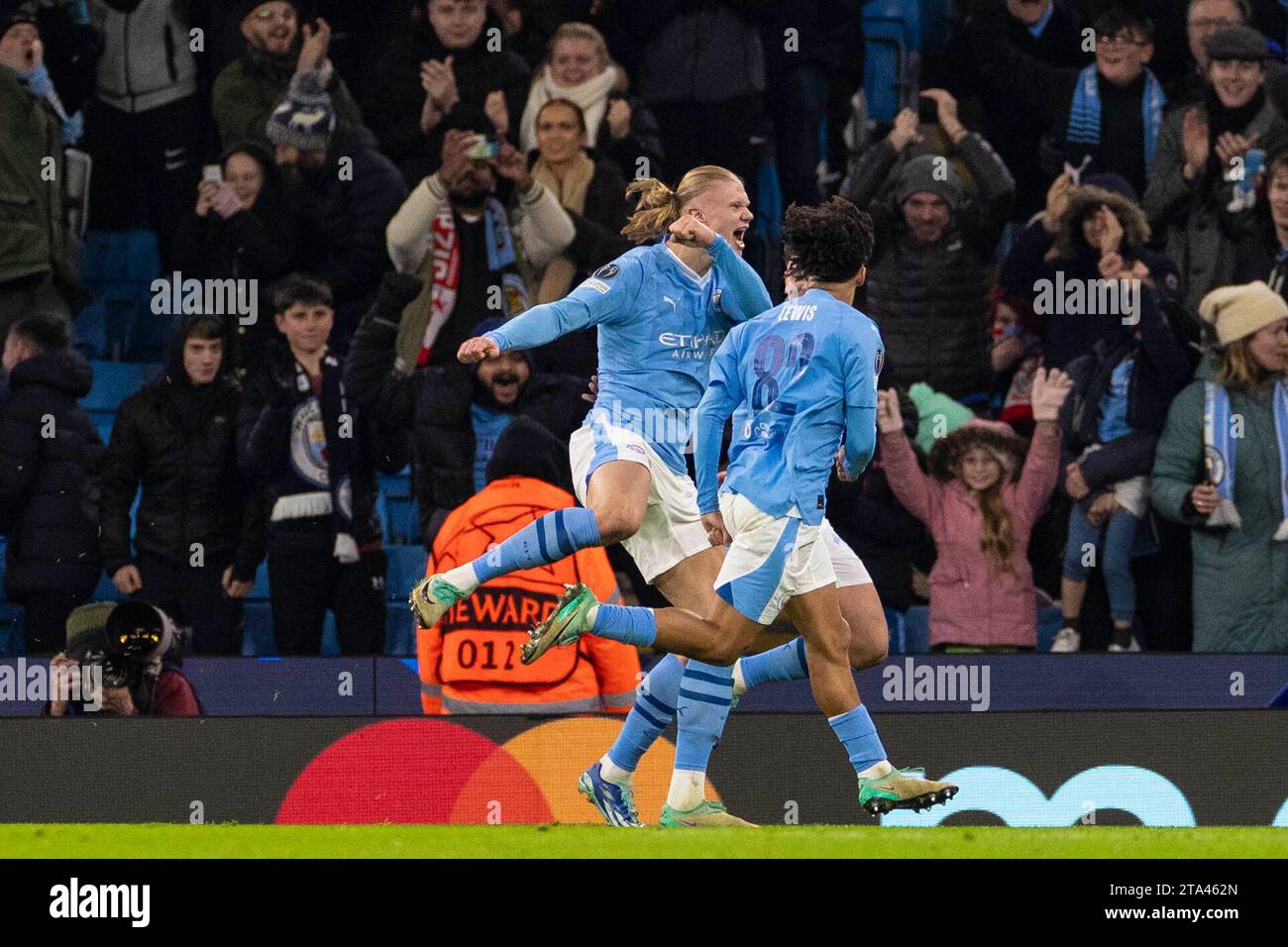 Julian Álvarez #19 del Manchester City celebra il suo gol durante la partita di UEFA Champions League, gruppo G tra Manchester City e RB Leipzig all'Etihad Stadium di Manchester martedì 28 novembre 2023. (Foto: Mike Morese | mi News) crediti: MI News & Sport /Alamy Live News Foto Stock