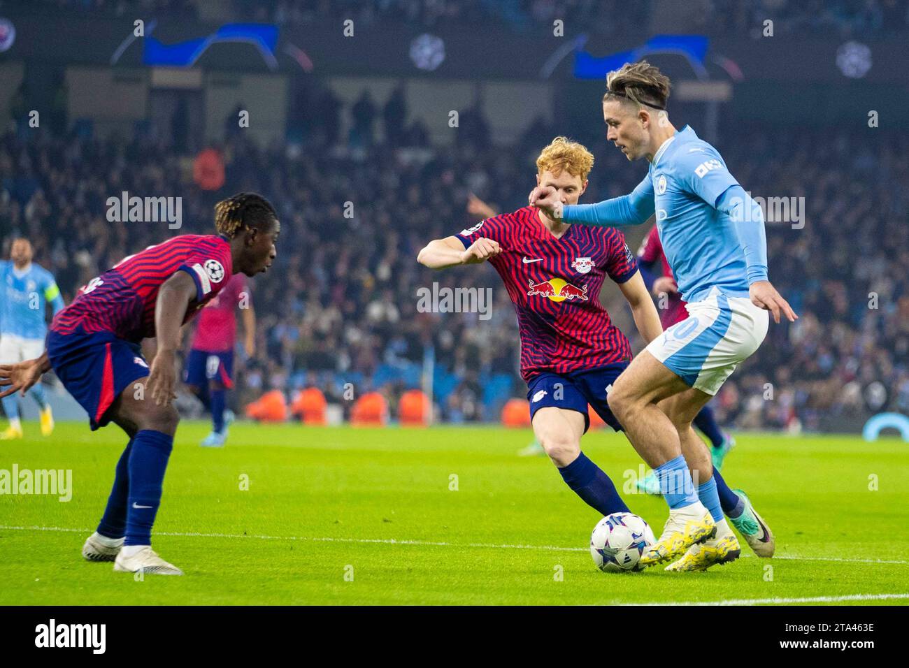 Jack Grealish #10 del Manchester City sfidato dall'avversario durante la partita di UEFA Champions League, gruppo G tra Manchester City e RB Leipzig all'Etihad Stadium di Manchester martedì 28 novembre 2023. (Foto: Mike Morese | mi News) crediti: MI News & Sport /Alamy Live News Foto Stock