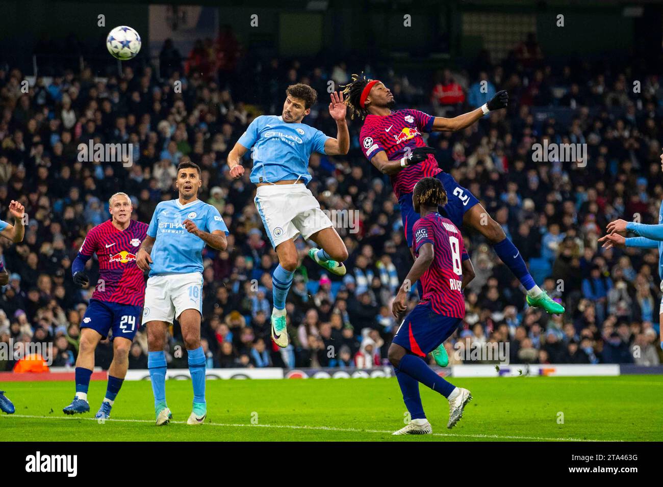 Rodri #16 di Manchester City è a capo della palla durante la partita di UEFA Champions League, gruppo G tra Manchester City e RB Leipzig all'Etihad Stadium di Manchester martedì 28 novembre 2023. (Foto: Mike Morese | mi News) crediti: MI News & Sport /Alamy Live News Foto Stock