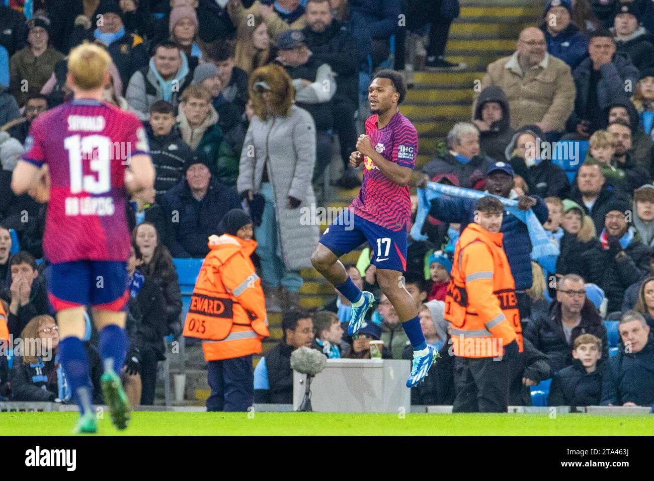 Goal 0-2 Lois Openda #17 del RB Leipzig celebra il suo gol durante la partita di UEFA Champions League, gruppo G tra Manchester City e RB Leipzig all'Etihad Stadium di Manchester martedì 28 novembre 2023. (Foto: Mike Morese | mi News) crediti: MI News & Sport /Alamy Live News Foto Stock