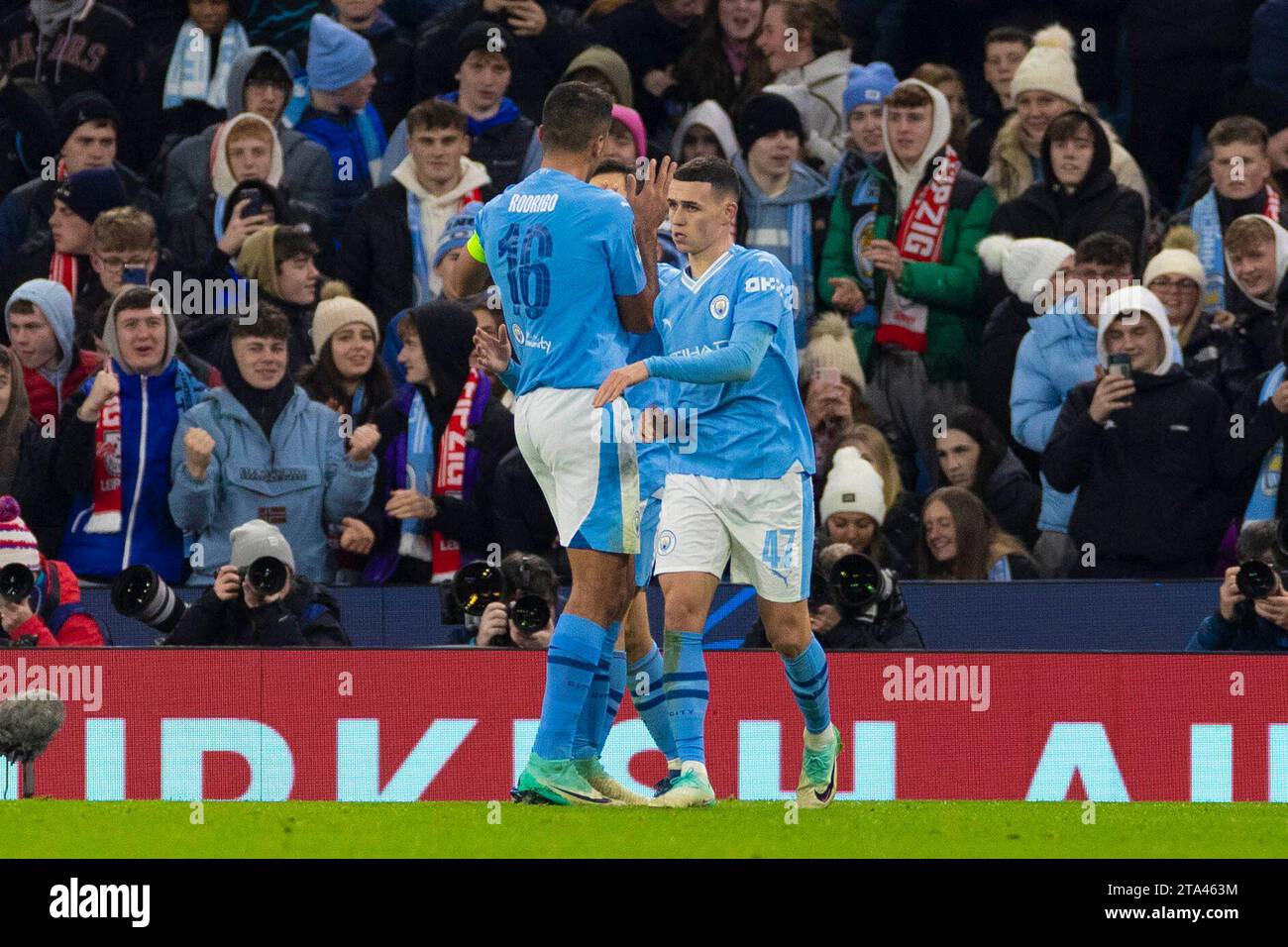 Phil Foden #47 di Manchester City celebra il suo gol durante la partita di UEFA Champions League, gruppo G tra Manchester City e RB Leipzig all'Etihad Stadium di Manchester martedì 28 novembre 2023. (Foto: Mike Morese | mi News) crediti: MI News & Sport /Alamy Live News Foto Stock