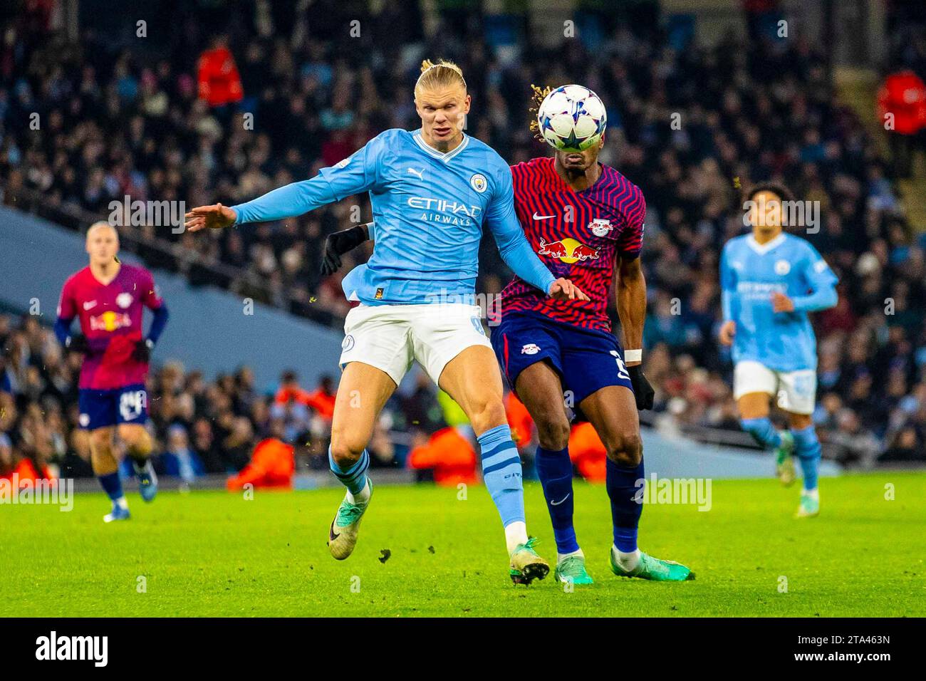 Erling Haaland #9 di Manchester City in azione durante la partita di UEFA Champions League, gruppo G tra Manchester City e RB Leipzig all'Etihad Stadium di Manchester martedì 28 novembre 2023. (Foto: Mike Morese | mi News) crediti: MI News & Sport /Alamy Live News Foto Stock