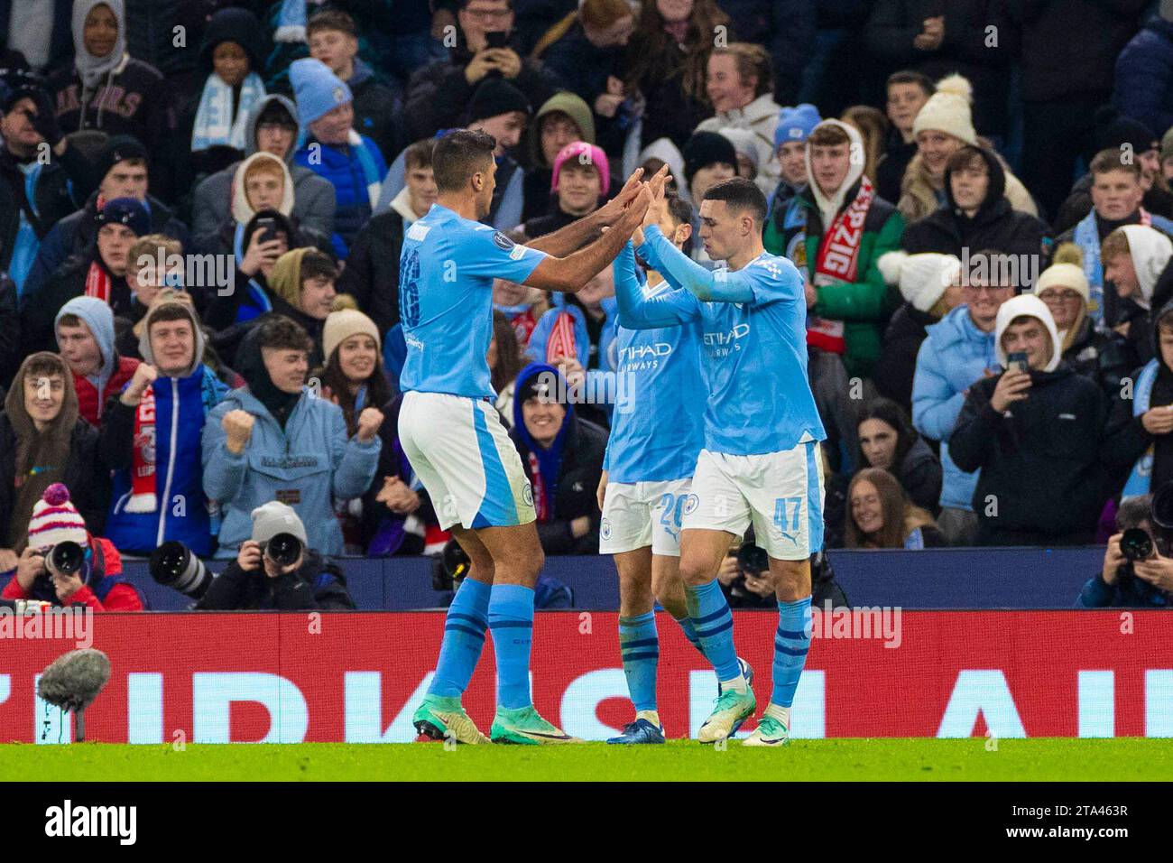Phil Foden #47 di Manchester City celebra il suo gol durante la partita di UEFA Champions League, gruppo G tra Manchester City e RB Leipzig all'Etihad Stadium di Manchester martedì 28 novembre 2023. (Foto: Mike Morese | mi News) crediti: MI News & Sport /Alamy Live News Foto Stock