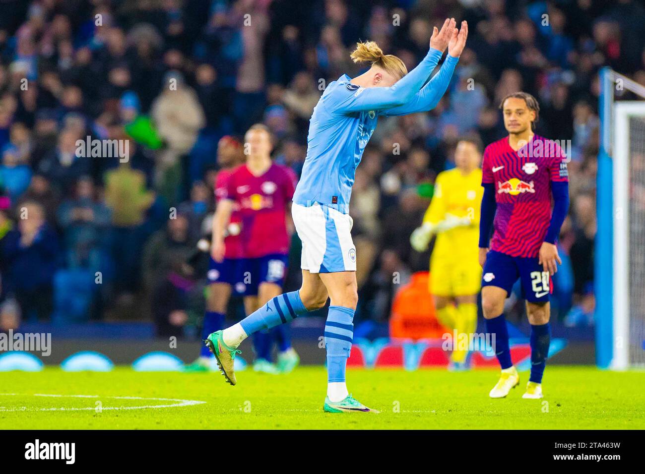 Erling Haaland #9 di Manchester City celebra il suo gol durante la partita di UEFA Champions League, gruppo G tra Manchester City e RB Leipzig all'Etihad Stadium di Manchester martedì 28 novembre 2023. (Foto: Mike Morese | mi News) crediti: MI News & Sport /Alamy Live News Foto Stock