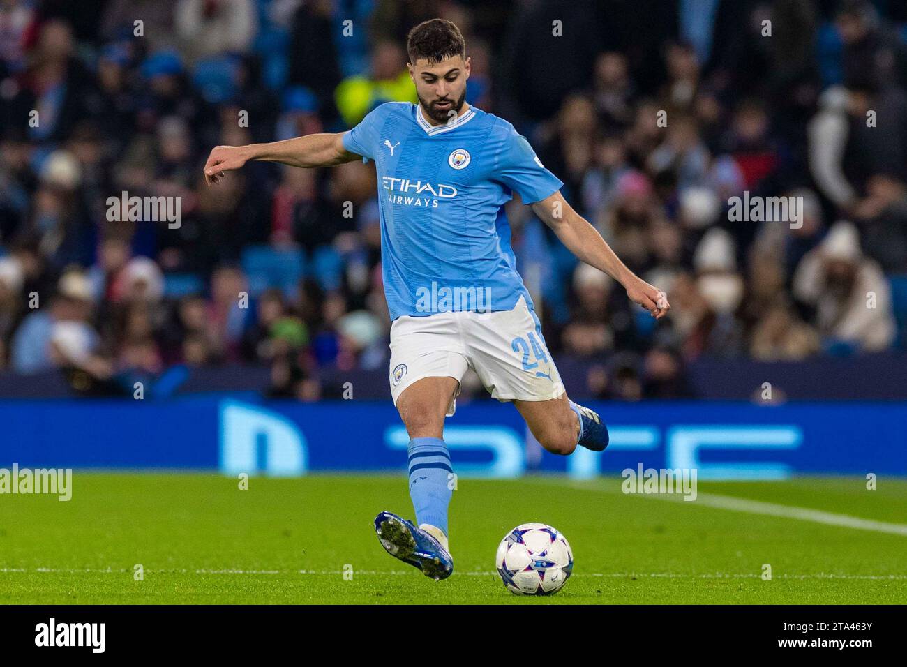Josko Gvardiol #24 di Manchester City in azione durante la partita di UEFA Champions League, gruppo G tra Manchester City e RB Lipsia all'Etihad Stadium di Manchester martedì 28 novembre 2023. (Foto: Mike Morese | mi News) crediti: MI News & Sport /Alamy Live News Foto Stock