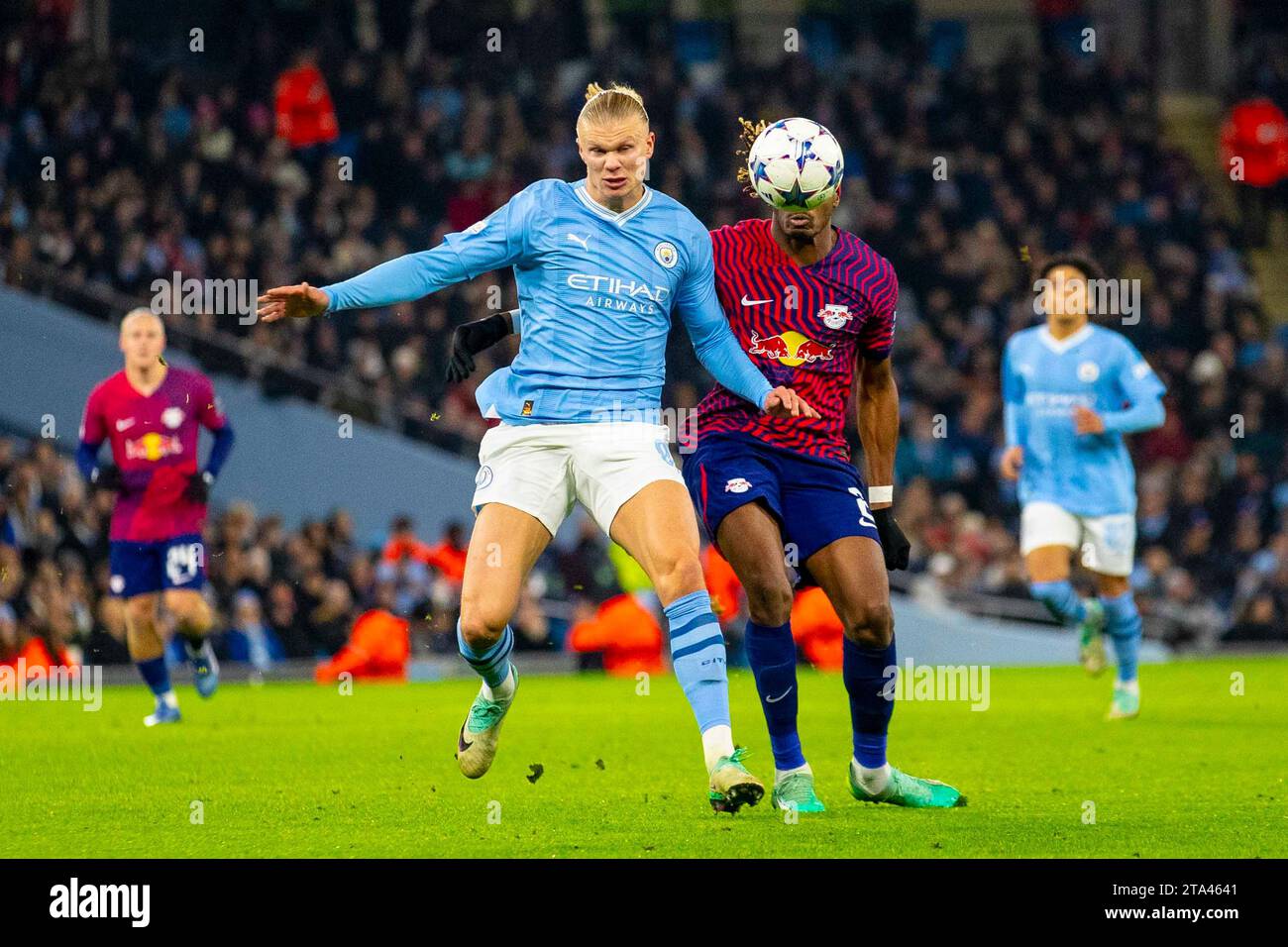 Erling Haaland #9 di Manchester City in azione durante la partita di UEFA Champions League, gruppo G tra Manchester City e RB Leipzig all'Etihad Stadium di Manchester martedì 28 novembre 2023. (Foto: Mike Morese | mi News) crediti: MI News & Sport /Alamy Live News Foto Stock