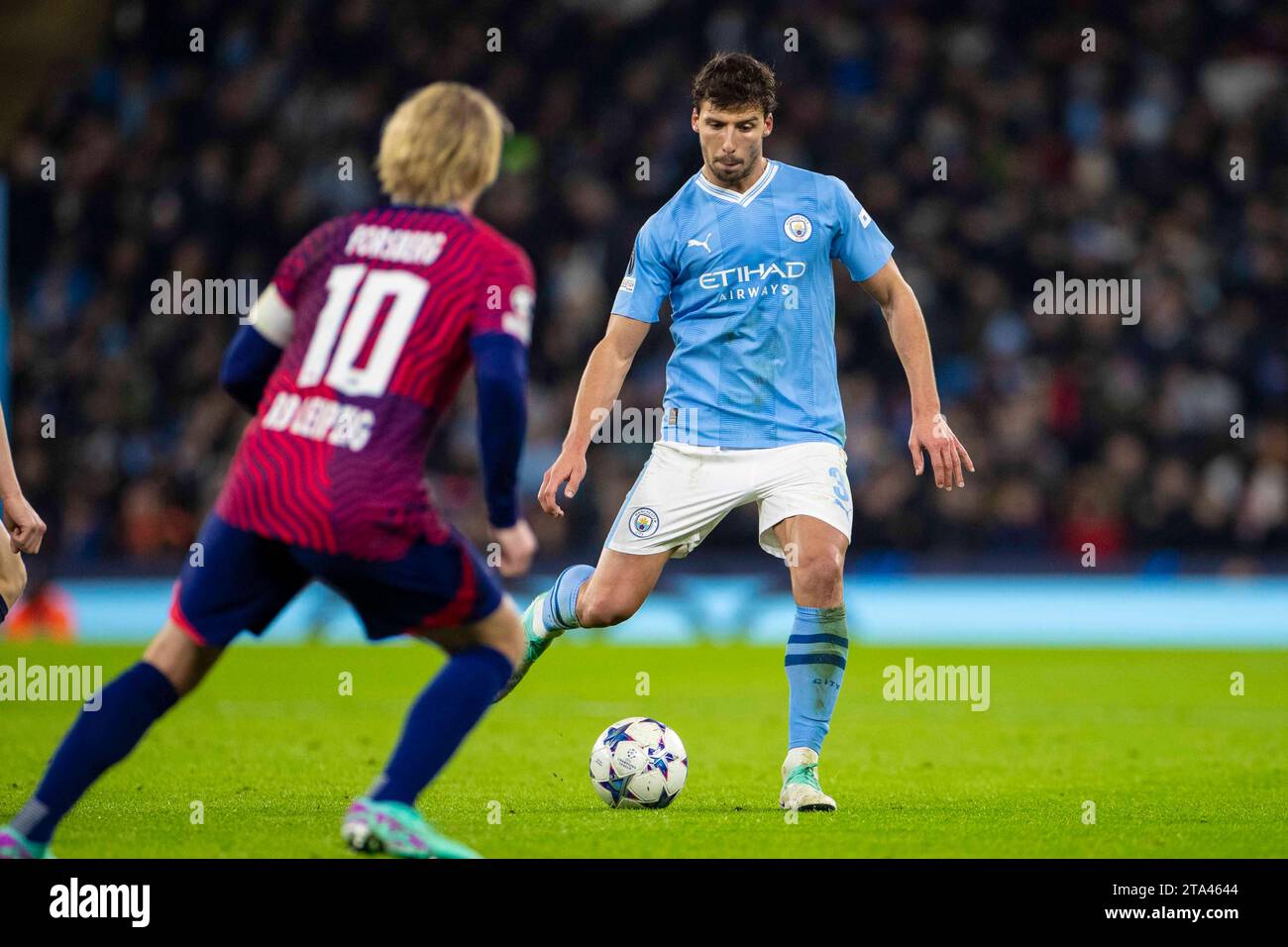 Rúben Dias #3 di Manchester City in possesso del pallone durante la UEFA Champions League, gruppo G partita tra Manchester City e RB Leipzig all'Etihad Stadium di Manchester martedì 28 novembre 2023. (Foto: Mike Morese | mi News) crediti: MI News & Sport /Alamy Live News Foto Stock