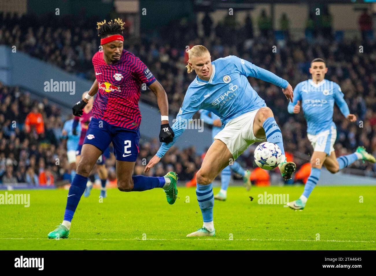 Erling Haaland #9 di Manchester City in azione durante la partita di UEFA Champions League, gruppo G tra Manchester City e RB Leipzig all'Etihad Stadium di Manchester martedì 28 novembre 2023. (Foto: Mike Morese | mi News) crediti: MI News & Sport /Alamy Live News Foto Stock